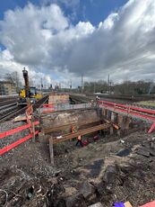 Das Bild zeigt Bauarbeiten an der Brücke über die Wittener Straße. Zu sehen ist die Baugrube