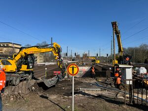 Das Bild zeigt Bauarbeiten an der Brücke über die Wittener Straße. Zu sehen sind ein Bagger sowie ein Bohrgerät zur Kampfmittelsondierung