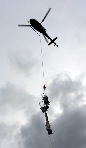 Ein Hubschrauber transportiert ein Signal